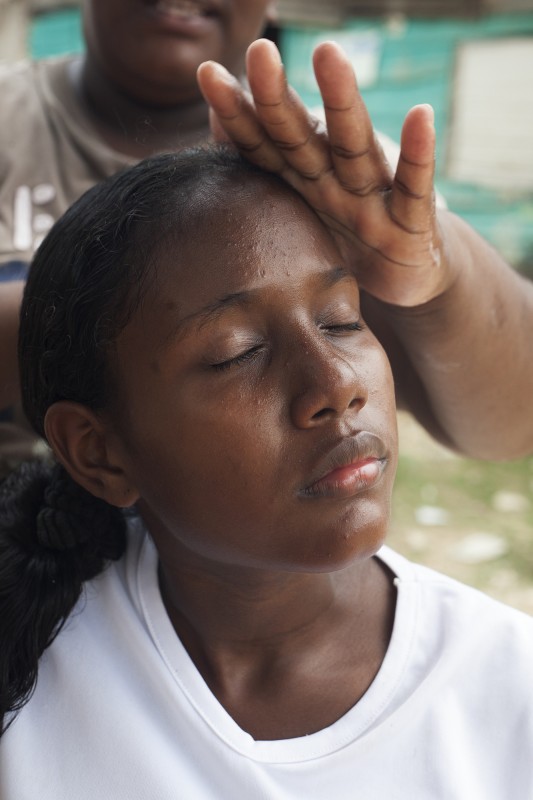 In El Poz&amp;oacute;n, a young girl&#039;s mother does her hair outside while talking about the original members of La Liga de Mujeres Desplazada. The group is said to have originated here, and later splt into two.